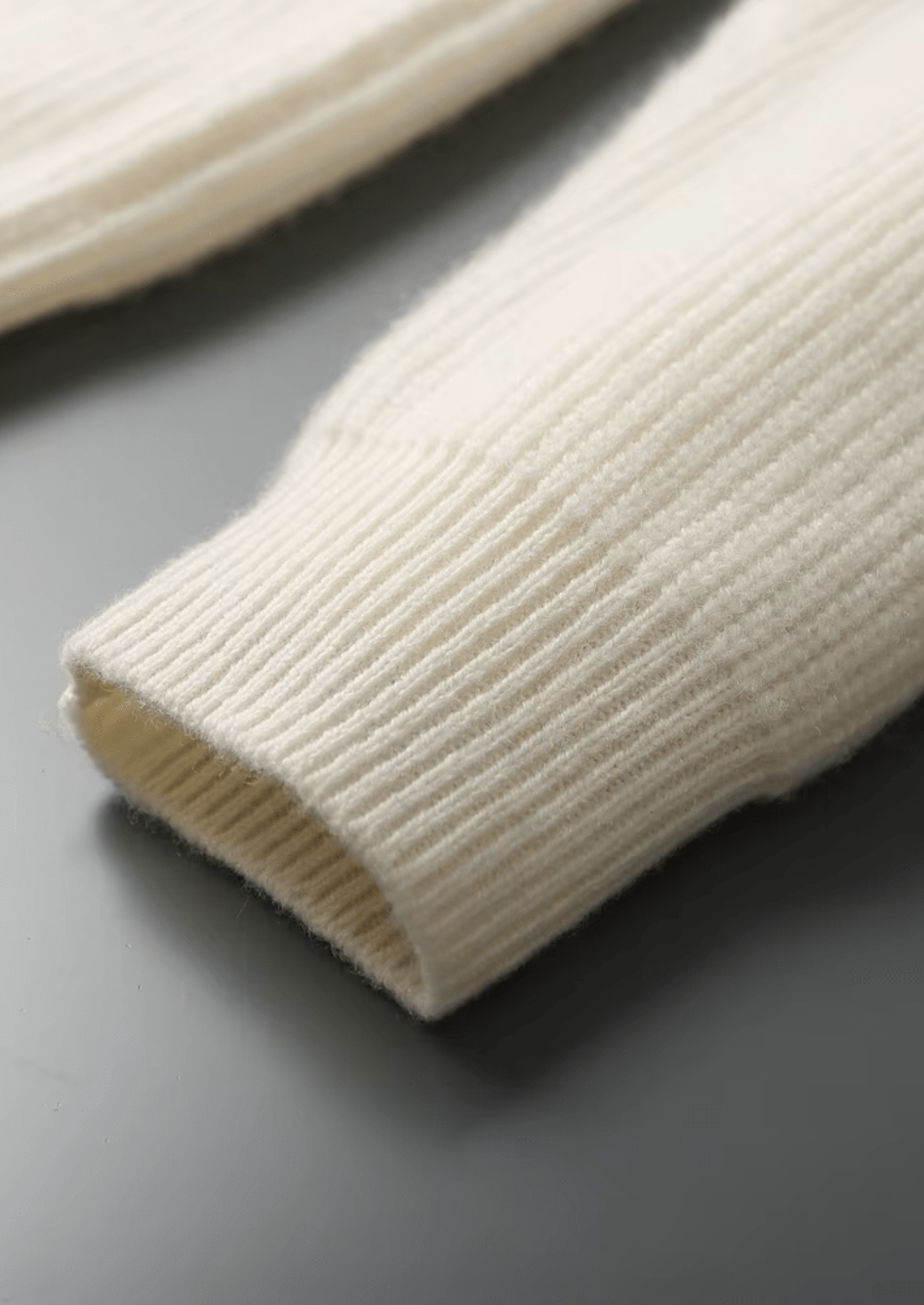 PREMIUM CASHMERE RIBBED V - NECK SWEATER - Derada