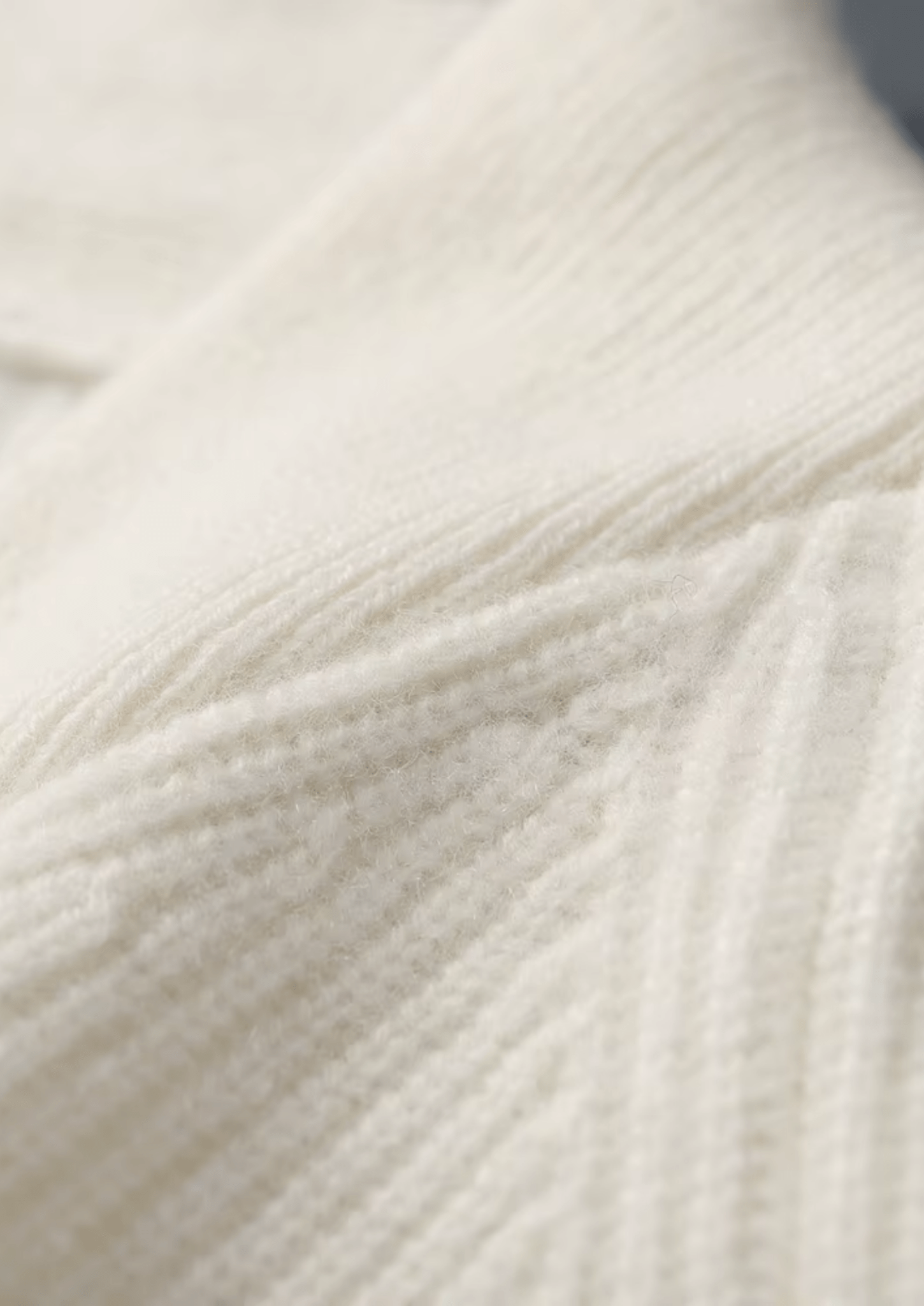 PREMIUM CASHMERE RIBBED V - NECK SWEATER - Derada